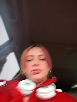 Lorraine Leon online show from December 7, 8:00 pm