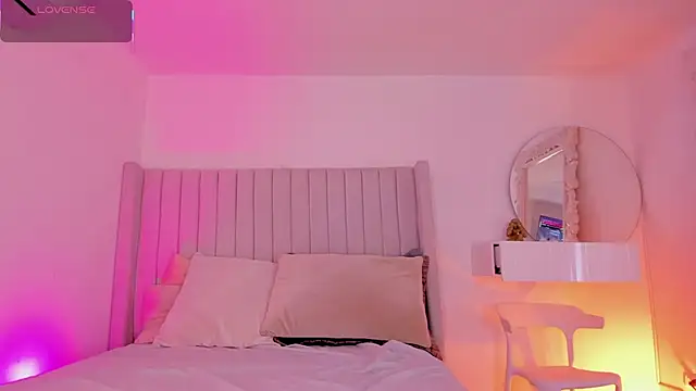 Shelynna azzul online show from December 5, 7:45 pm