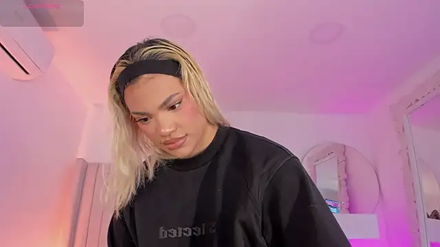 Shelynna azzul online show from April 8, 8:10 pm