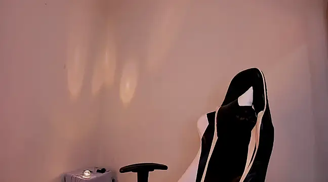 Snapshot of valent_27 chatting on February 8, 6:33 am valent 27 online show from February 8, 6:33 am