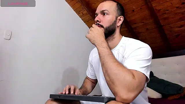 Snapshot of Tom_Bailey chatting on February 10, 12:37 pm Tom Bailey online show from February 10, 12:37 pm