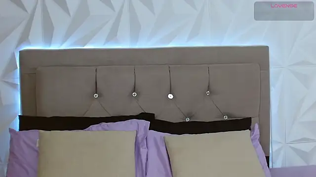 Gwen drew online show from October 26, 1:00 pm