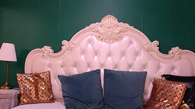 Snapshot of ArielBurn chatting on February 4, 2:39 am ArielBurn online show from February 4, 2:39 am