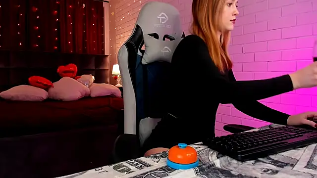 LolaLemona online show from March 2, 9:32 am
