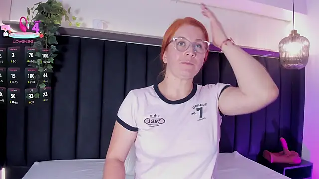 Snapshot of AllisonRoberts_ chatting on September 14, 1:28 am AllisonRoberts online show from September 14, 1:28 am