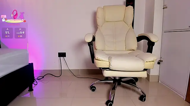 Snapshot of AllisonRoberts_ chatting on October 6, 7:47 pm AllisonRoberts online show from October 6, 7:47 pm