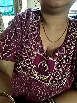 Snapshot of cuteyqueen chatting on February 19, 10:45 am cuteyqueen online show from February 19, 10:45 am