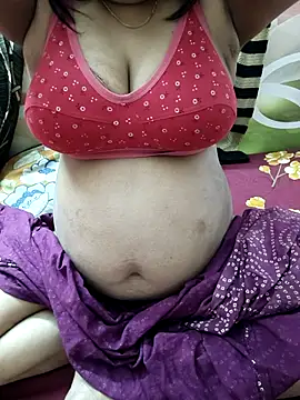 Snapshot of cuteyqueen chatting on February 6, 1:29 pm cuteyqueen online show from February 6, 1:29 pm