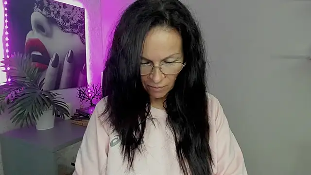 Snapshot of HelenLuxx chatting on September 18, 5:43 am HelenLuxx online show from September 18, 5:43 am