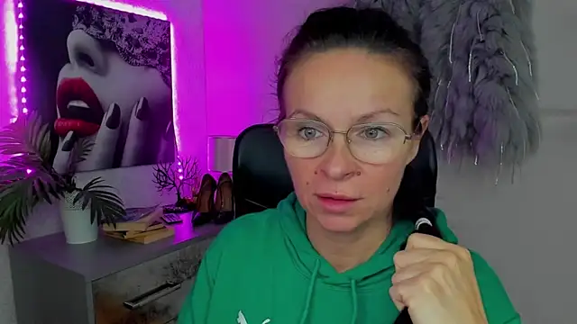 Snapshot of HelenLuxx chatting on October 9, 5:41 am HelenLuxx online show from October 9, 5:41 am