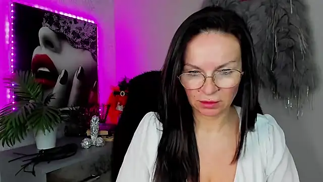 HelenLuxx online show from April 7, 1:35 pm