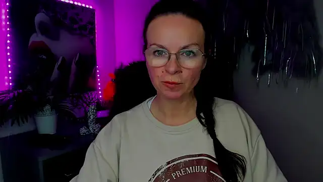 HelenLuxx online show from February 9, 2:15 pm