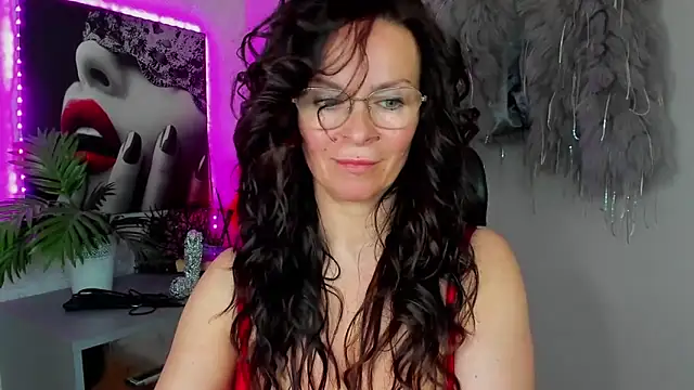 HelenLuxx online show from April 17, 1:36 pm