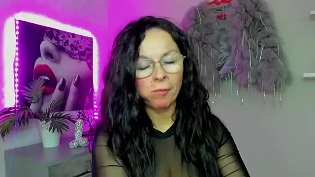 HelenLuxx online show from December 4, 7:24 pm