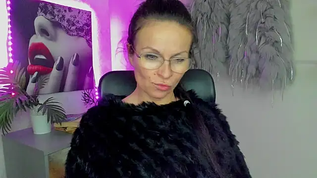 Snapshot of HelenLuxx chatting on October 9, 5:46 pm HelenLuxx online show from October 9, 5:46 pm