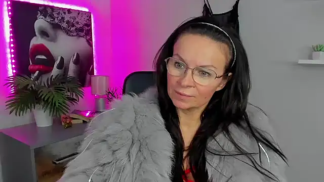 Snapshot of HelenLuxx chatting on February 11, 10:14 am HelenLuxx online show from February 11, 10:14 am