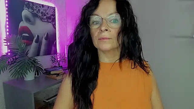 Snapshot of HelenLuxx chatting on September 25, 5:35 am HelenLuxx online show from September 25, 5:35 am
