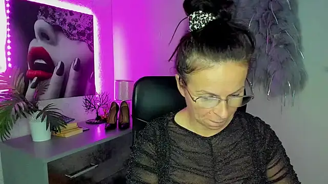 Snapshot of HelenLuxx chatting on October 5, 6:31 pm HelenLuxx online show from October 5, 6:31 pm