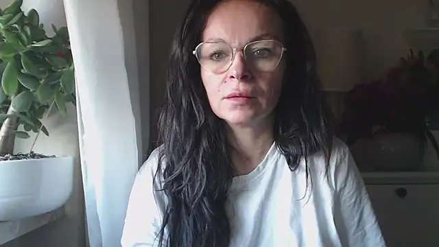 Snapshot of HelenLuxx chatting on October 20, 6:15 am HelenLuxx online show from October 20, 6:15 am