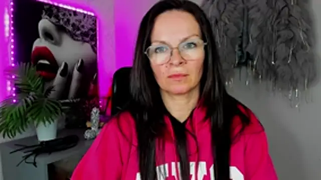 HelenLuxx online show from April 9, 3:40 pm