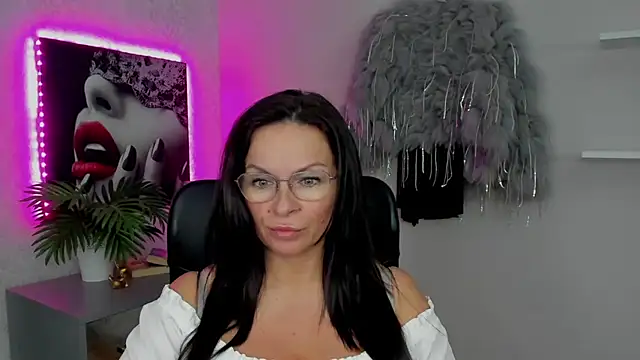 Snapshot of HelenLuxx chatting on March 14, 5:24 pm HelenLuxx online show from March 14, 5:24 pm