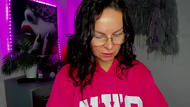 HelenLuxx online show from March 7, 7:15 am