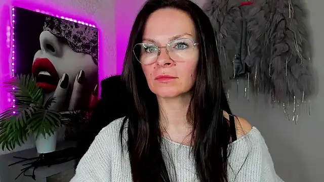 HelenLuxx online show from April 8, 3:13 pm