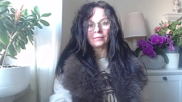 HelenLuxx online show from November 6, 7:45 am