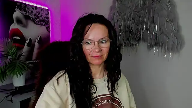 HelenLuxx online show from March 31, 4:20 pm