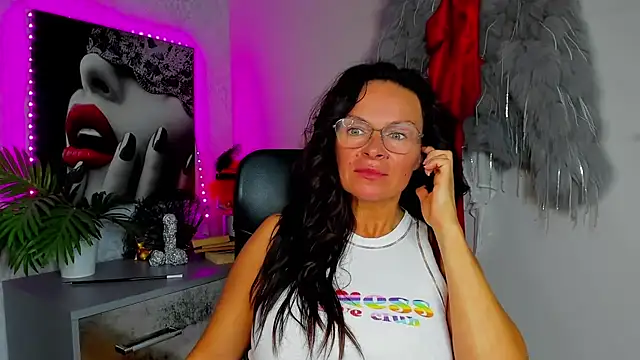 Snapshot of HelenLuxx chatting on July 13, 12:48 pm HelenLuxx online show from July 13, 12:48 pm