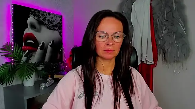 Snapshot of HelenLuxx chatting on June 17, 3:22 pm HelenLuxx online show from June 17, 3:22 pm