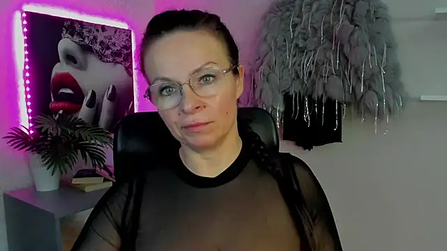 Snapshot of HelenLuxx chatting on March 21, 6:38 am HelenLuxx online show from March 21, 6:38 am