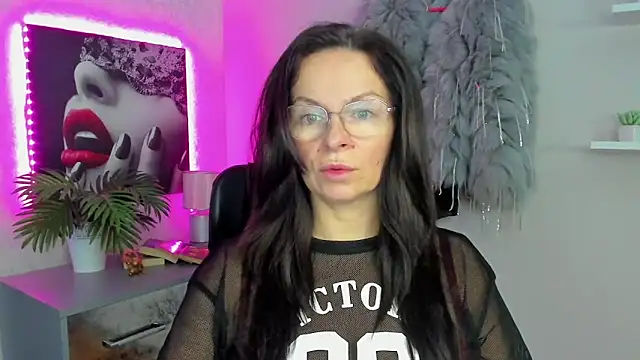 Snapshot of HelenLuxx chatting on February 10, 6:53 am HelenLuxx online show from February 10, 6:53 am