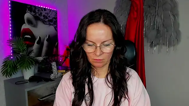 HelenLuxx online show from March 19, 3:45 pm