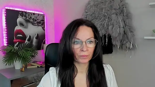 Snapshot of HelenLuxx chatting on March 3, 1:45 pm HelenLuxx online show from March 3, 1:45 pm
