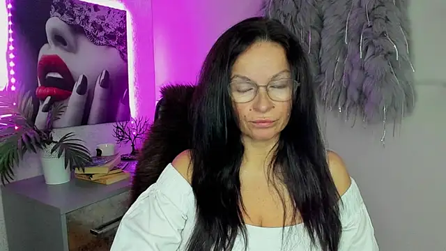 Snapshot of HelenLuxx chatting on October 8, 5:42 am HelenLuxx online show from October 8, 5:42 am