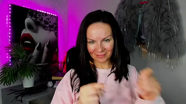 HelenLuxx online show from April 3, 2:45 pm