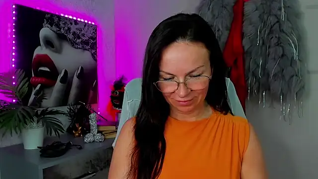 HelenLuxx online show from May 11, 1:56 pm