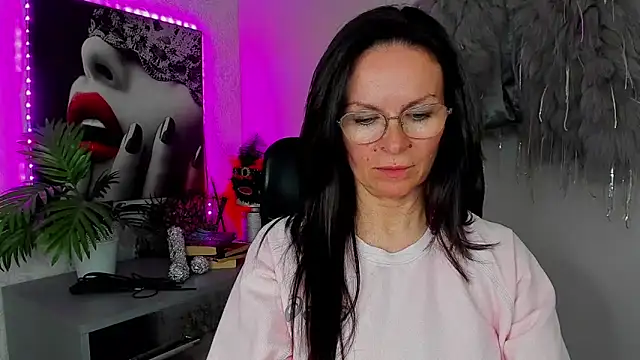 HelenLuxx online show from April 21, 4:13 pm