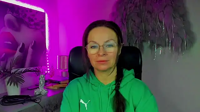 HelenLuxx online show from January 6, 7:01 am