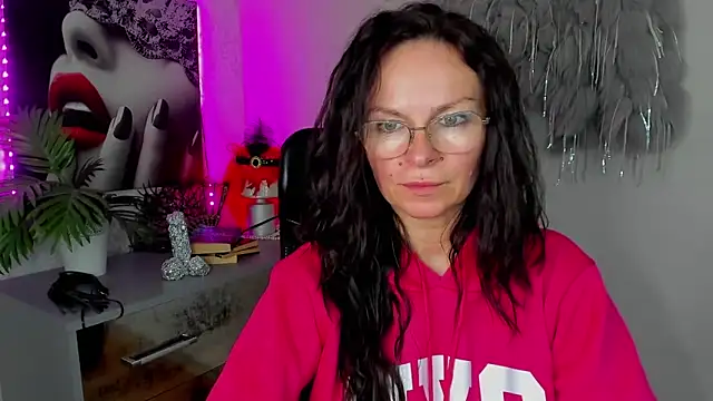 HelenLuxx online show from March 27, 4:30 pm