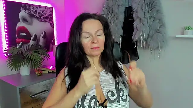 Snapshot of HelenLuxx chatting on February 13, 6:30 am HelenLuxx online show from February 13, 6:30 am