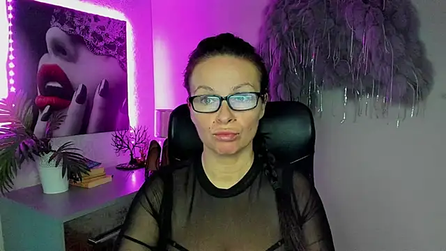 Snapshot of HelenLuxx chatting on October 4, 6:26 am HelenLuxx online show from October 4, 6:26 am