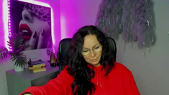 Snapshot of HelenLuxx chatting on October 16, 5:43 pm HelenLuxx online show from October 16, 5:43 pm