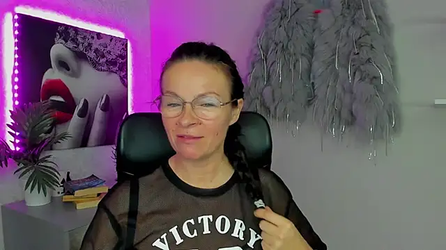 Snapshot of HelenLuxx chatting on October 17, 6:39 am HelenLuxx online show from October 17, 6:39 am
