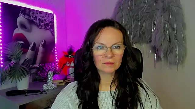 HelenLuxx online show from March 3, 4:14 pm