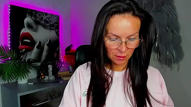 Snapshot of HelenLuxx chatting on July 9, 2:49 pm HelenLuxx online show from July 9, 2:49 pm