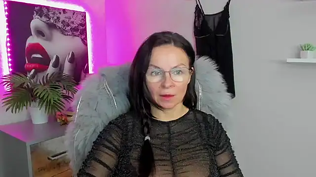 Snapshot of HelenLuxx chatting on February 12, 6:40 am HelenLuxx online show from February 12, 6:40 am