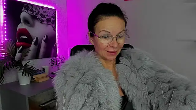 Snapshot of HelenLuxx chatting on October 2, 5:55 am HelenLuxx online show from October 2, 5:55 am