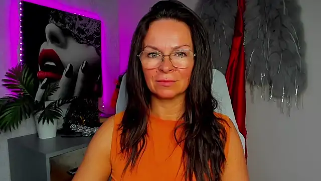 HelenLuxx online show from May 30, 5:25 am